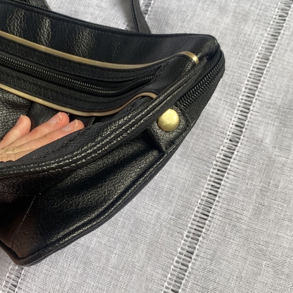 Relic small black crossbody bag with multiple pockets. - Picture 6 of 17
